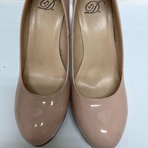 Nude/tan patent heels size 7m